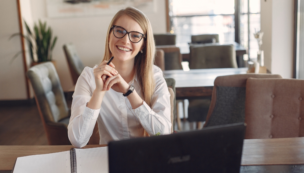 Woman in front of a laptop working remotely.